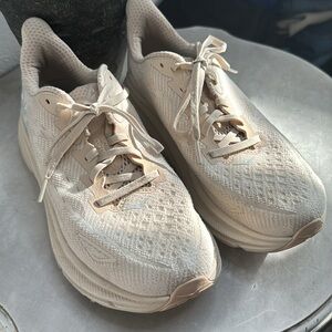 Hoka egg nog Clifton 9 size 10